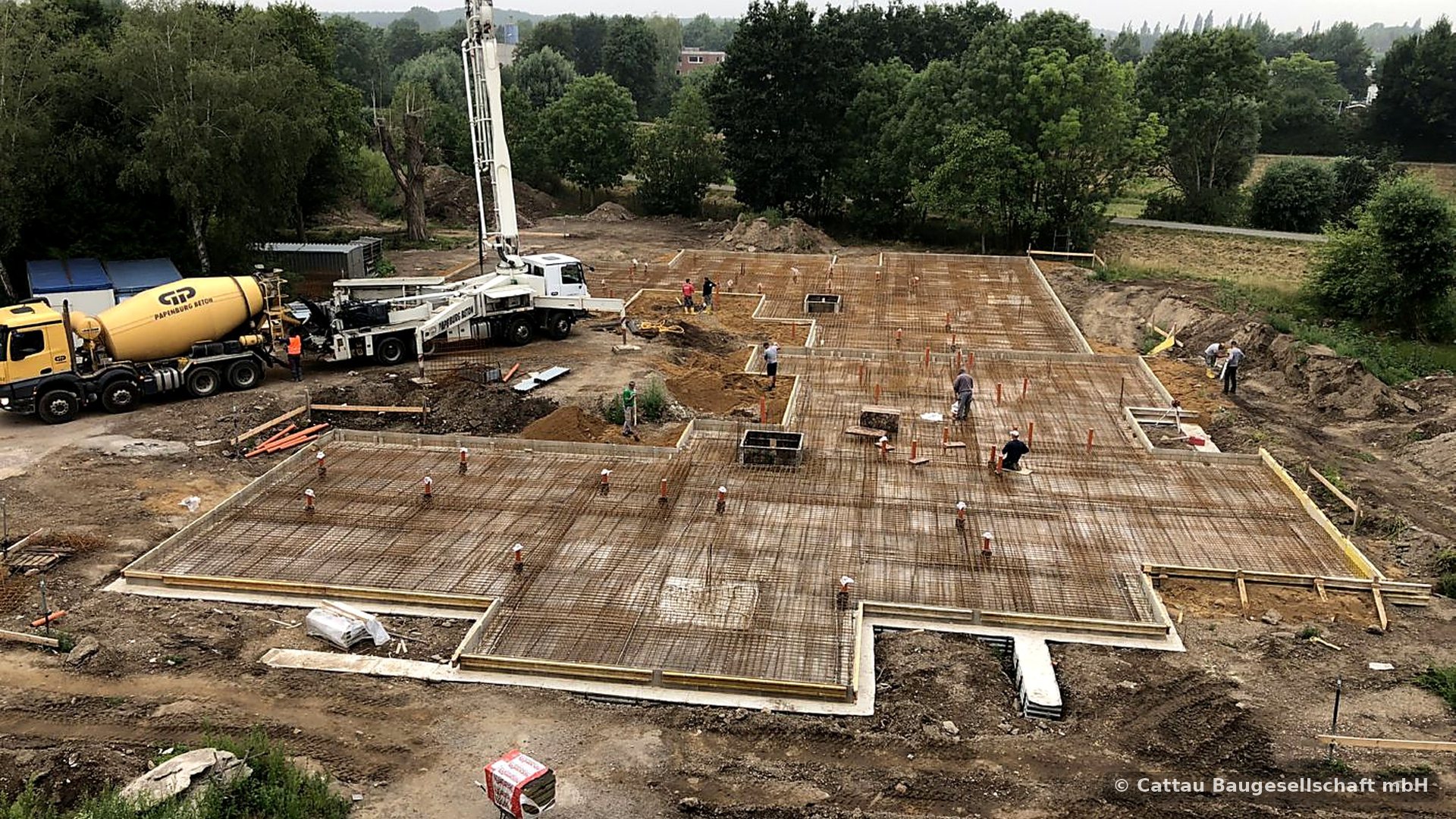 Betonage einer großflächigen Bodenplatte mit Bewehrung und Betonpumpe